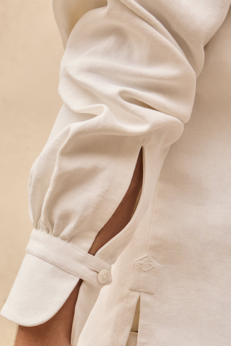 Closeup sur la manche de la surchemise en lin plâtré et son poignet signature Bourrienne.