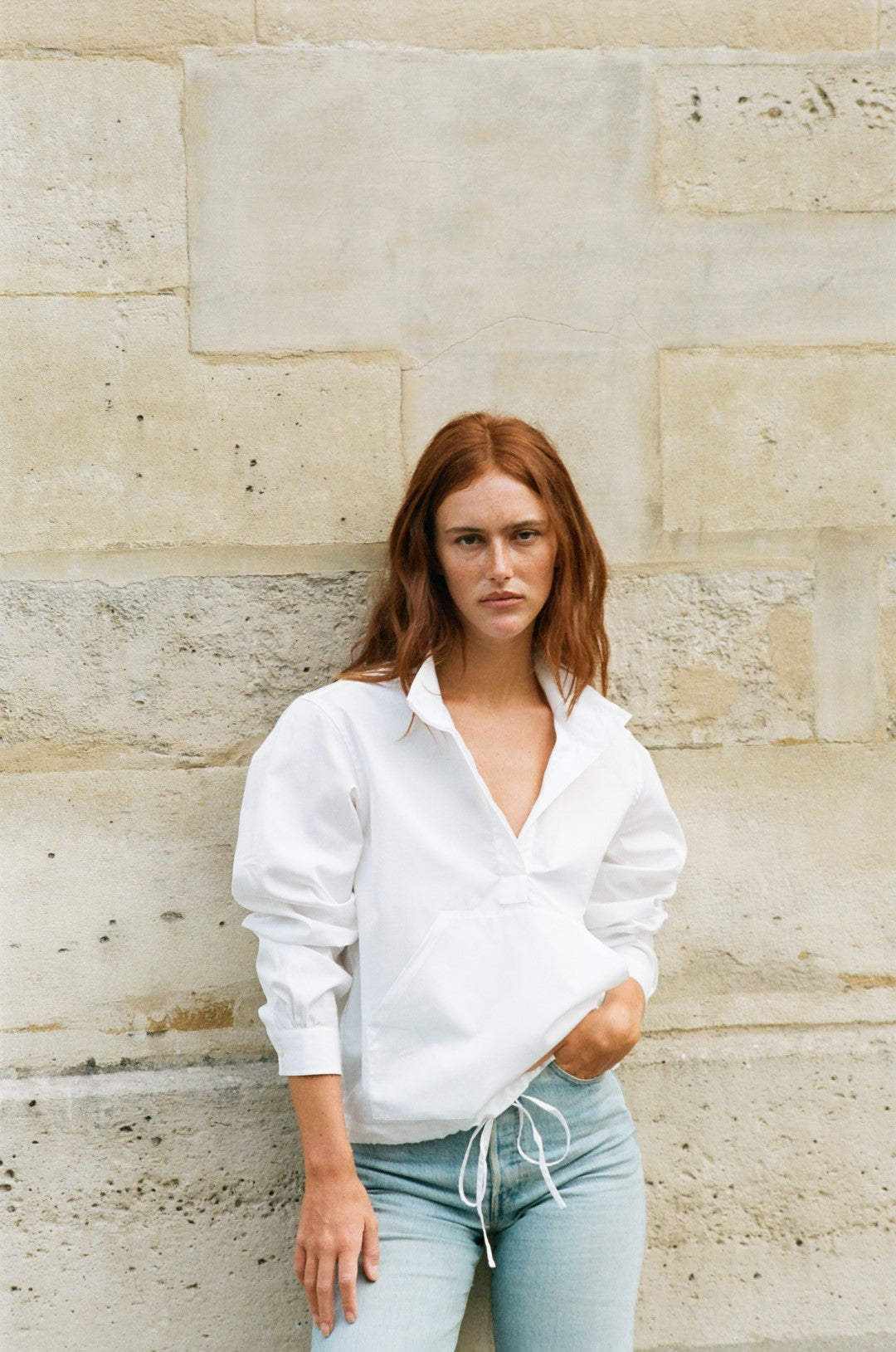 La chemise ALTITUDE, version sportswear de la chemise blanche, allie praticité et élégance. Son col haut, sa poche avant et son cordon de serrage en bas ajoutent une touche de style décontracté à votre tenue.