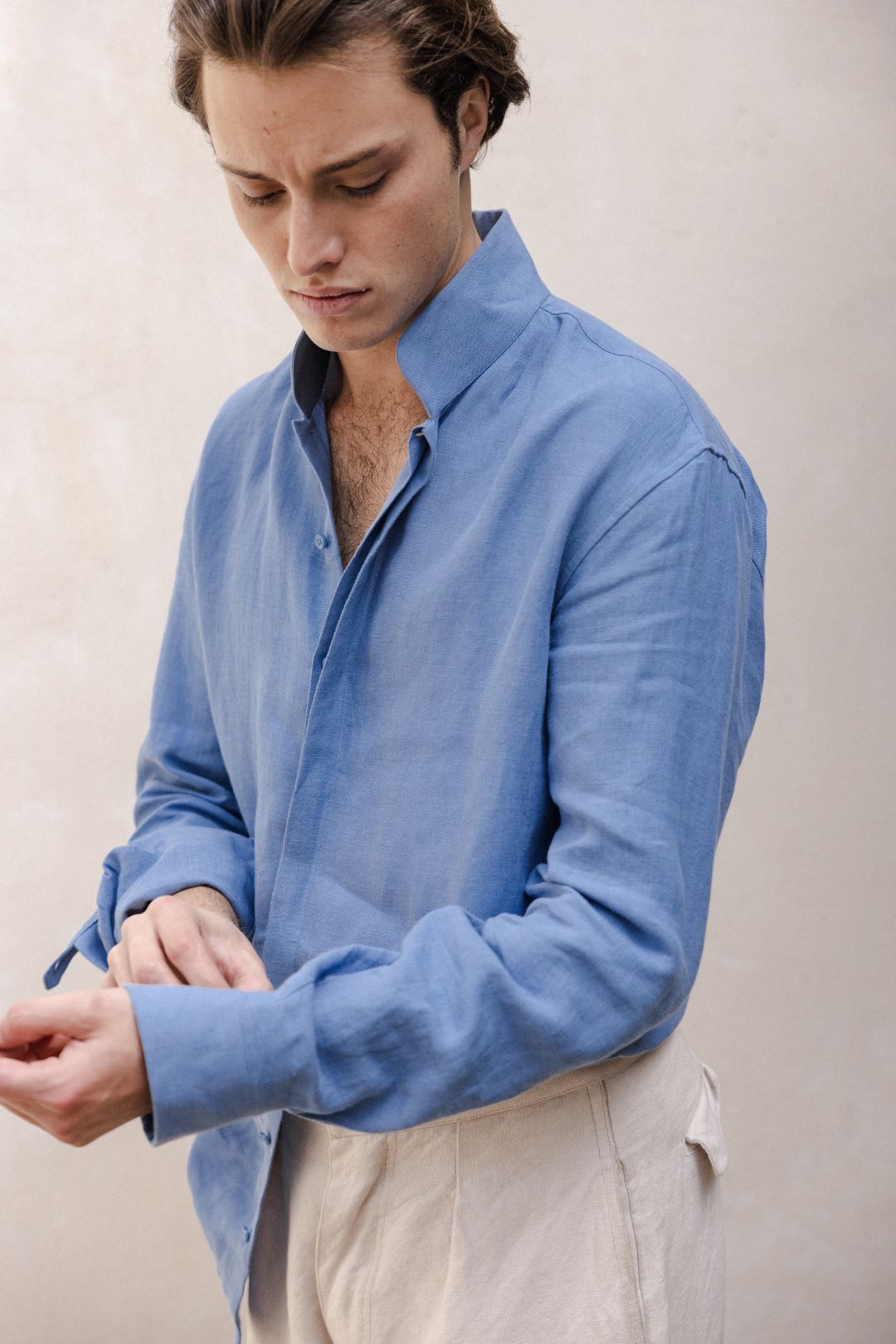 La chemise APPARAT en bleu se réapproprie nos détails signatures pour les magnifier. Son col ancien souligne un port altier et vous assure une allure distinguée.