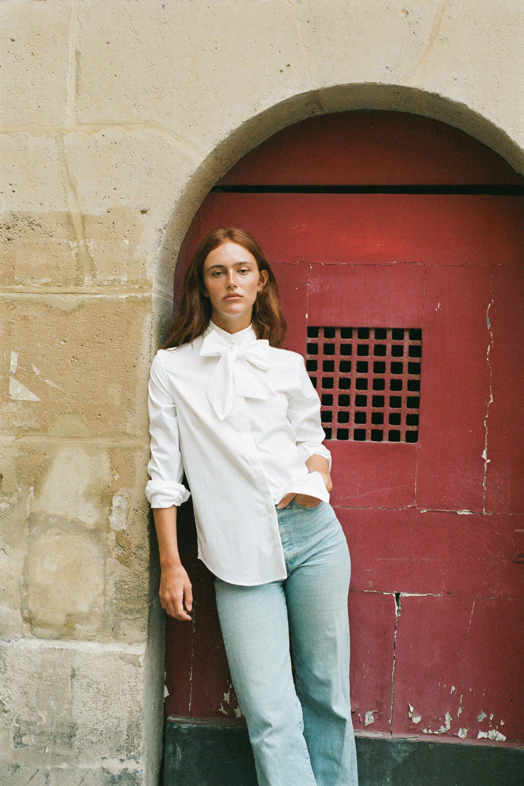 La chemise blanche ALTESSE, une pièce de caractère, dévoile un luxe raffiné avec sa lavallière.