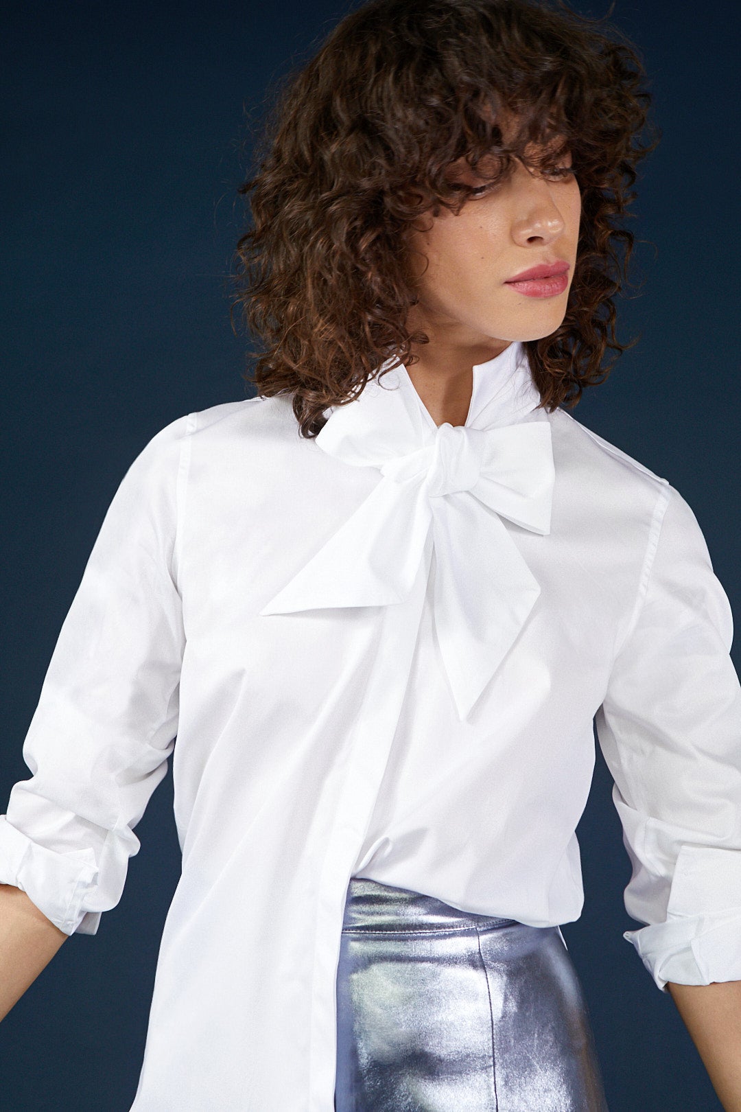 La chemise blanche ALTESSE, une pièce de caractère, dévoile un luxe raffiné avec sa lavallière.