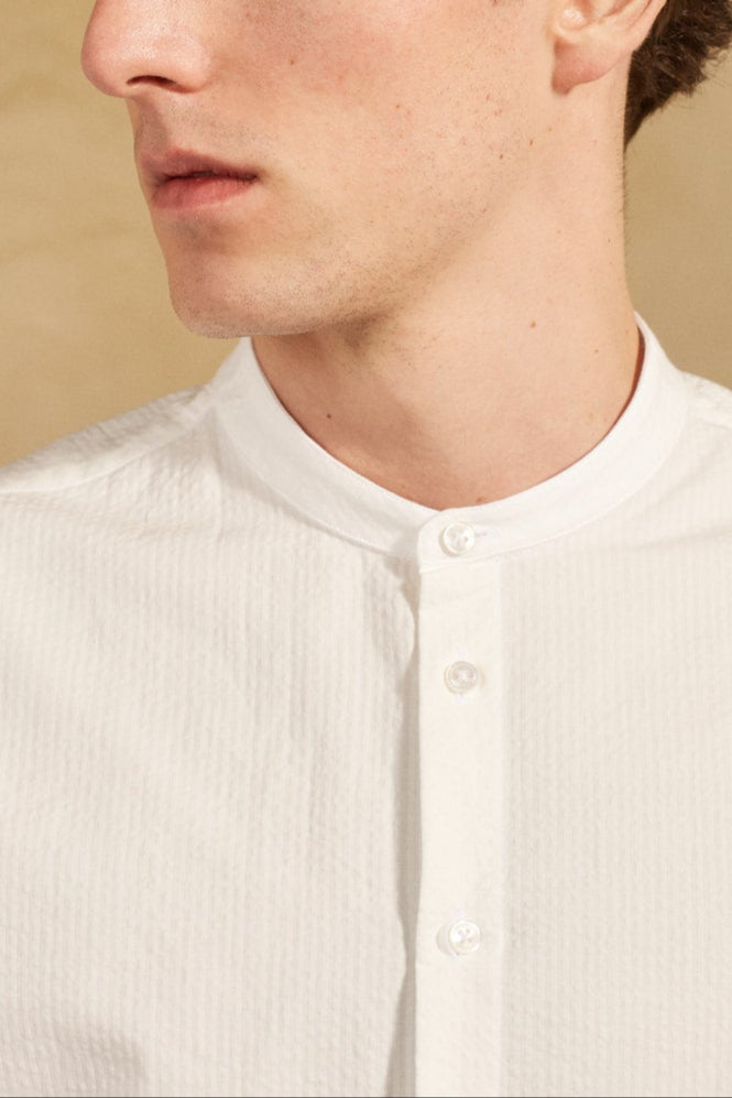 La chemise Artiste est un hommage à l'art et à l'élégance. Taillée dans un élégant seersucker japonais, elle réinvente le style classique avec une touche de modernité.