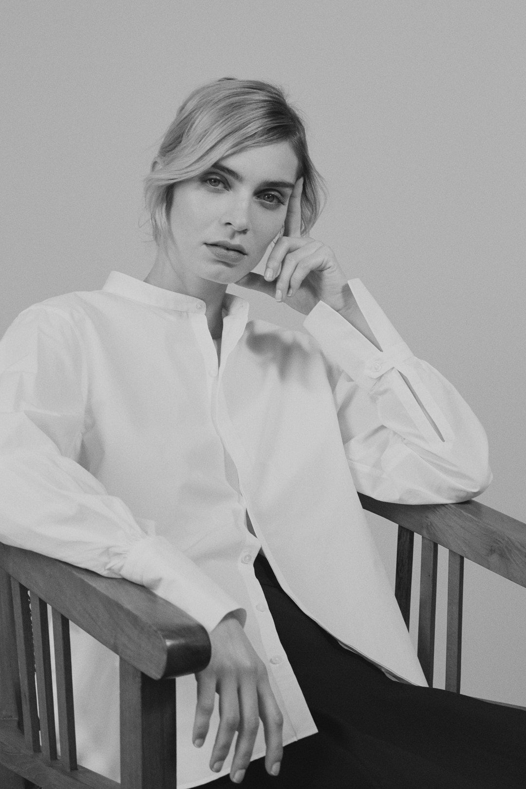 La chemise blanche ASTRALE reprend les codes de la marque de façon épurée et minimaliste, dans un subtil mélange de coton et de lin luxueux.