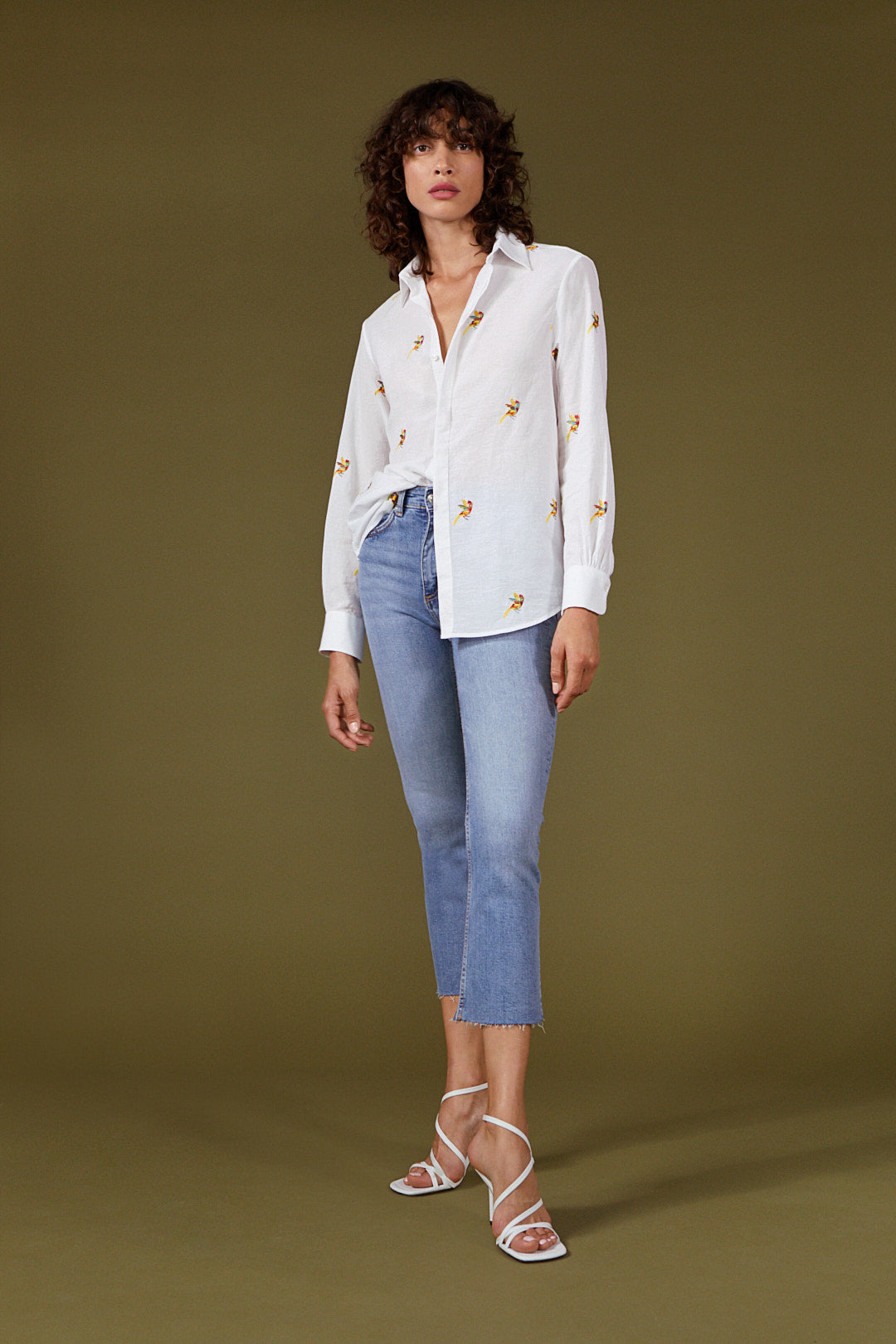 Grand classique du vestiaire, la chemise blanche brodée pour femme AUTHENTIQUE offre les codes classiques de la chemise masculine pour une silhouette affirmée.