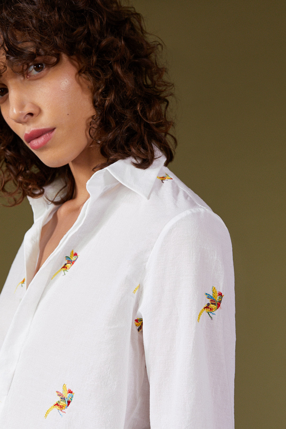 Grand classique du vestiaire, la chemise blanche brodée pour femme AUTHENTIQUE offre les codes classiques de la chemise masculine pour une silhouette affirmée.