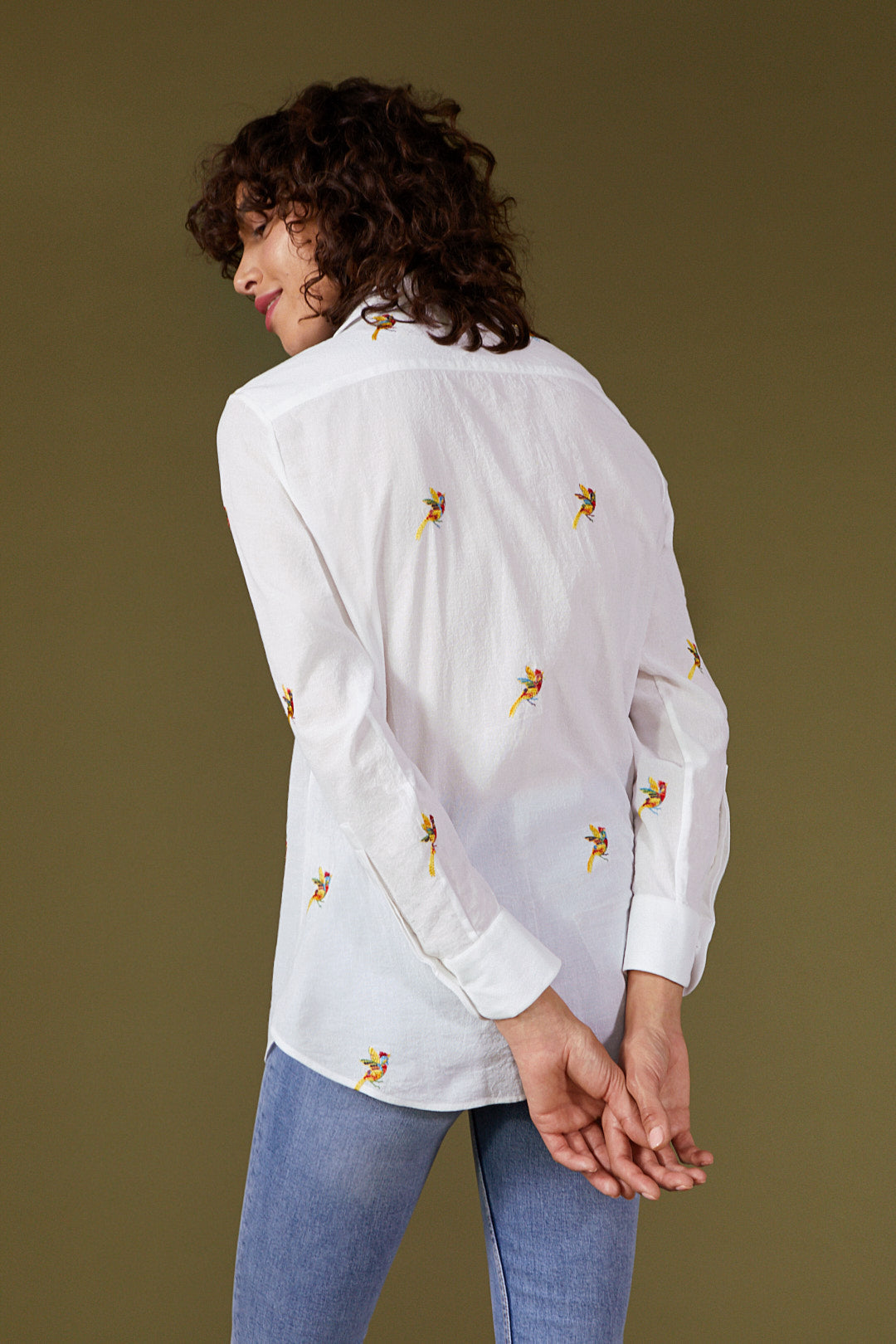 Grand classique du vestiaire, la chemise blanche brodée pour femme AUTHENTIQUE offre les codes classiques de la chemise masculine pour une silhouette affirmée.