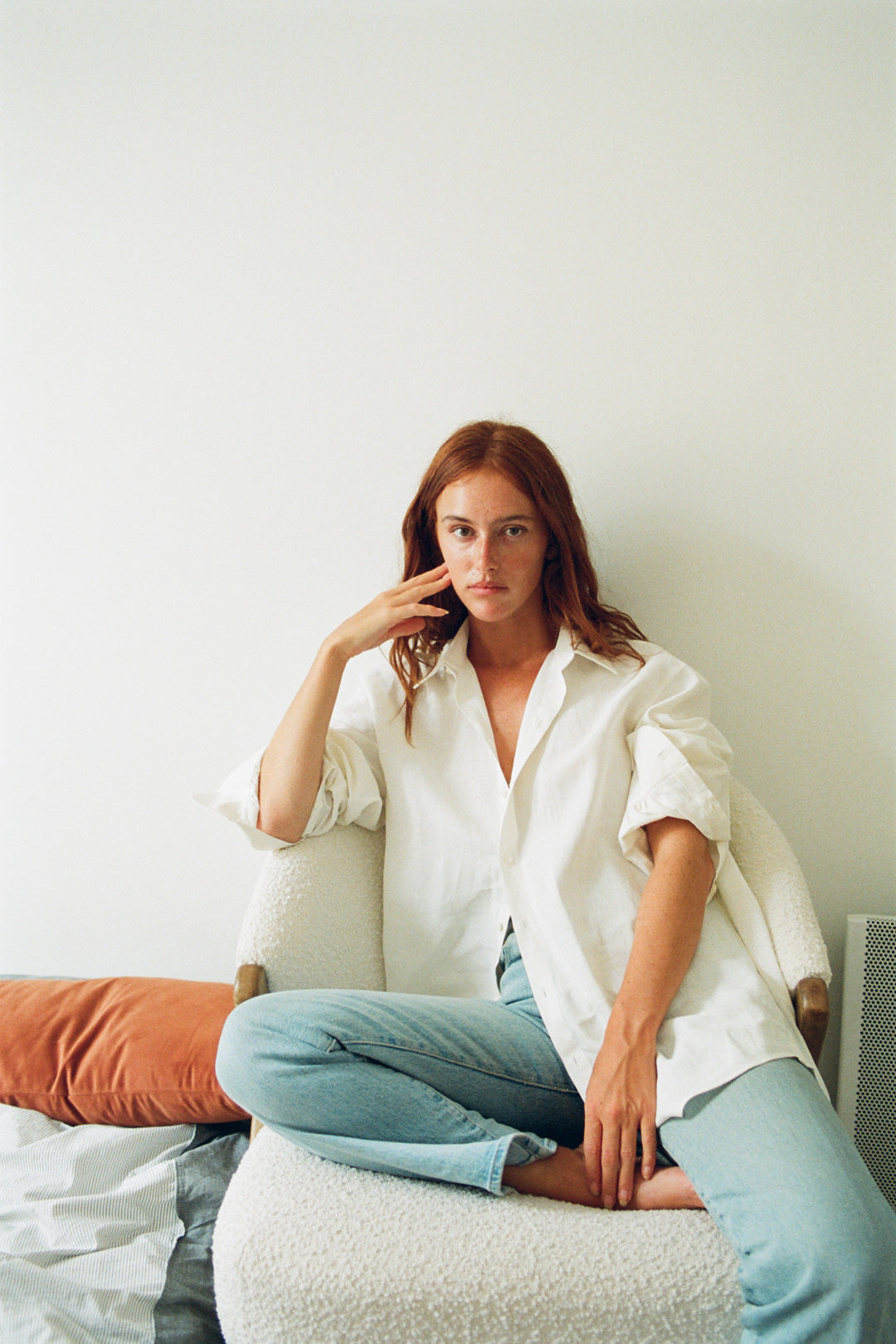 Grand classique du vestiaire, la chemise en lin pour femme AUTHENTIQUE offre les codes classiques de la chemise masculine pour une silhouette affirmée.