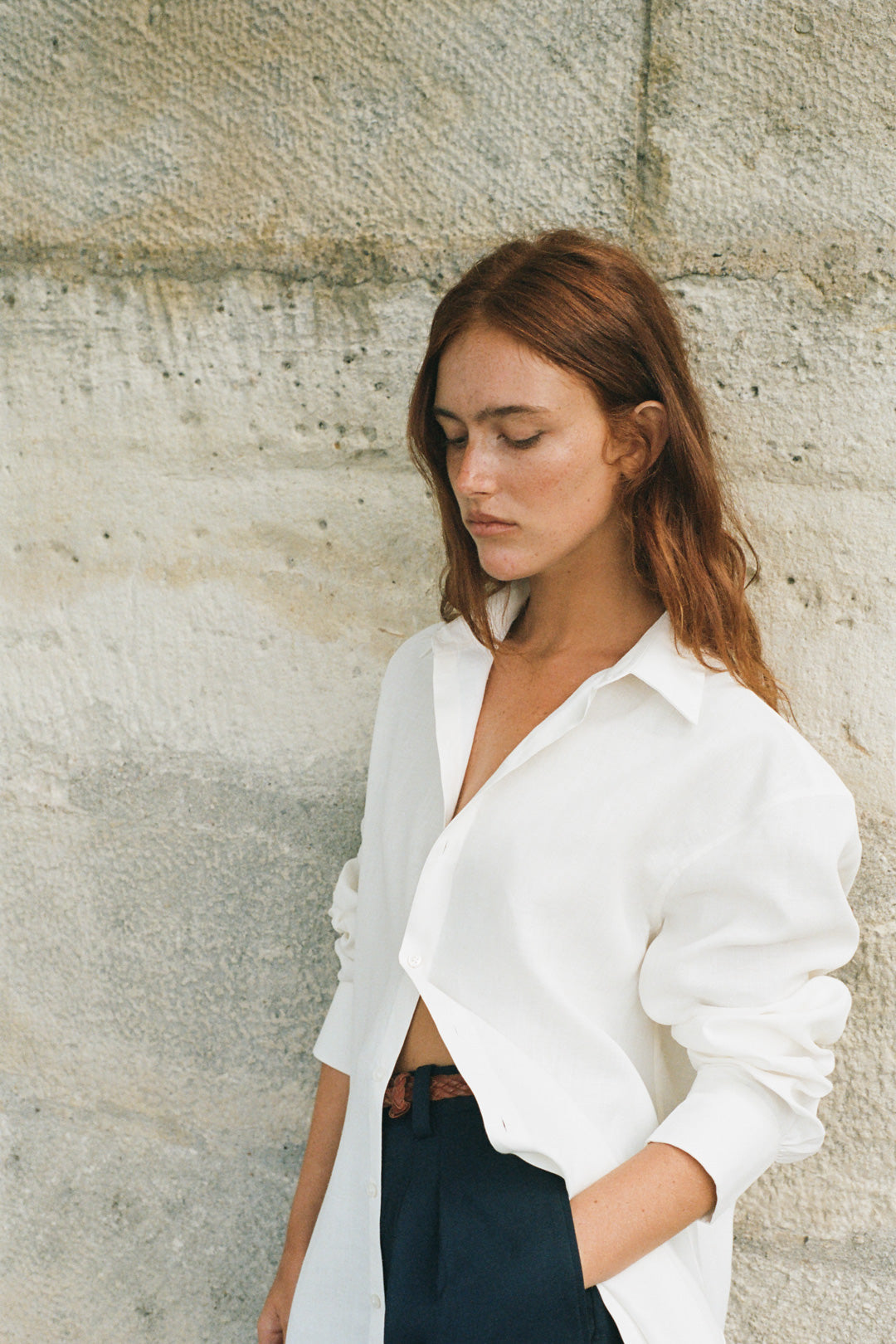 Grand classique du vestiaire, la chemise en lin pour femme AUTHENTIQUE offre les codes classiques de la chemise masculine pour une silhouette affirmée.