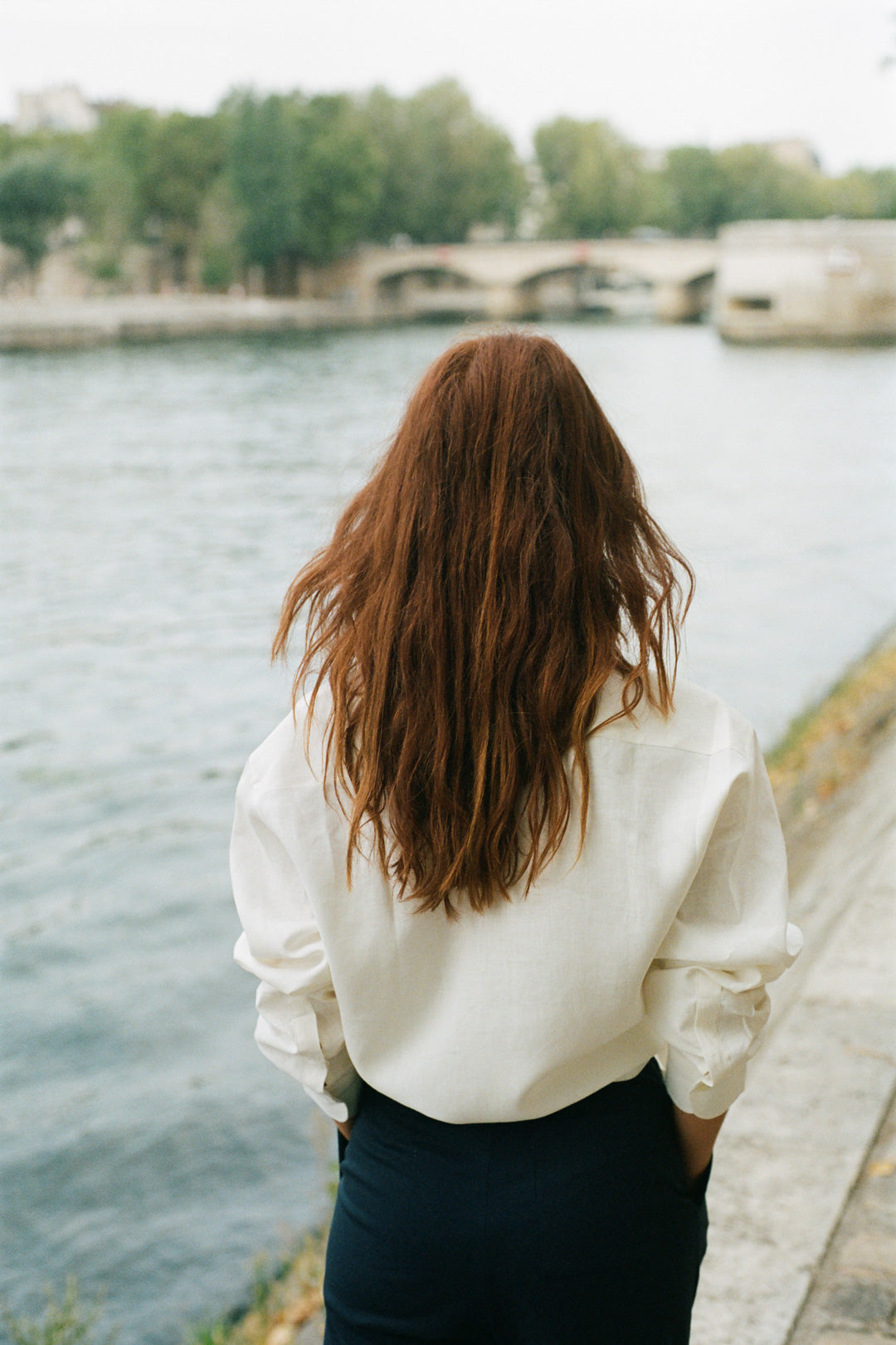 Grand classique du vestiaire, la chemise en lin pour femme AUTHENTIQUE offre les codes classiques de la chemise masculine pour une silhouette affirmée.