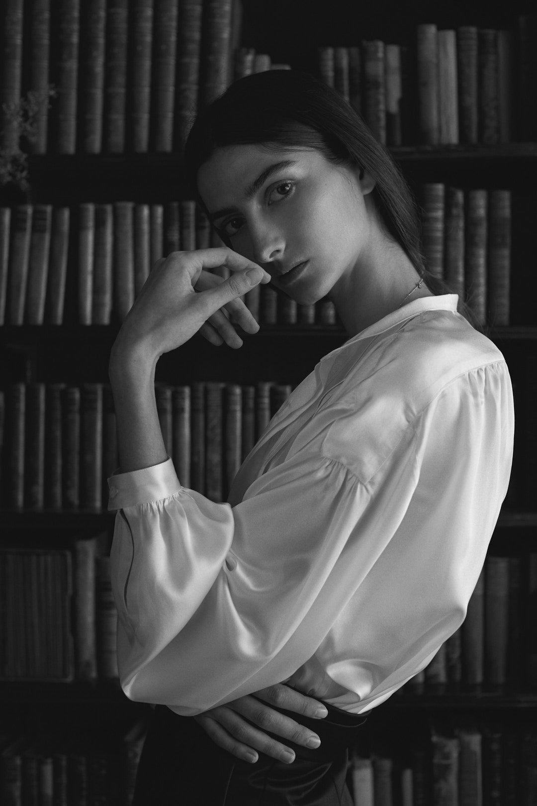 La chemise BALLET incarne le savoir-faire Bourrienne. Cette pièce à coupe romantique, façonnée dans de la soie tissée en Italie, est ornée de galons brodés et de plis.