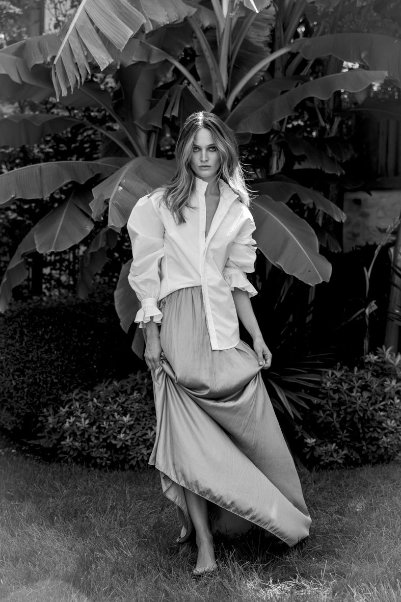 BOUDOIR, l'essence du chic à la française. Coupée dans une popeline fraîche, sa silhouette ample séduit. Col officier orné d'un galon inspiré des fresques de l'Hôtel de Bourrienne, manches légèrement bouffantes agrémentées de volants et de galons brodés, font de cette chemise une pièce originale et sophistiquée.