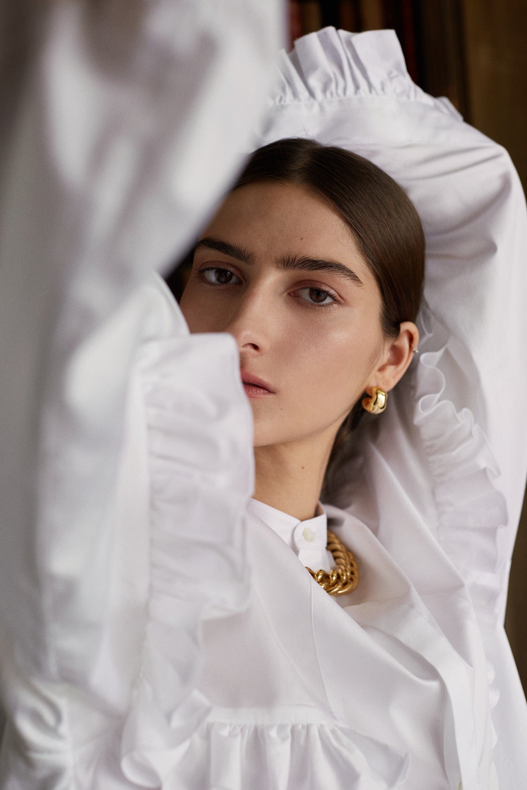 La chemise blanche unisexe CASANOVA réinterprète le jabot, successeur des cols à fraises, d’une nouvelle manière.