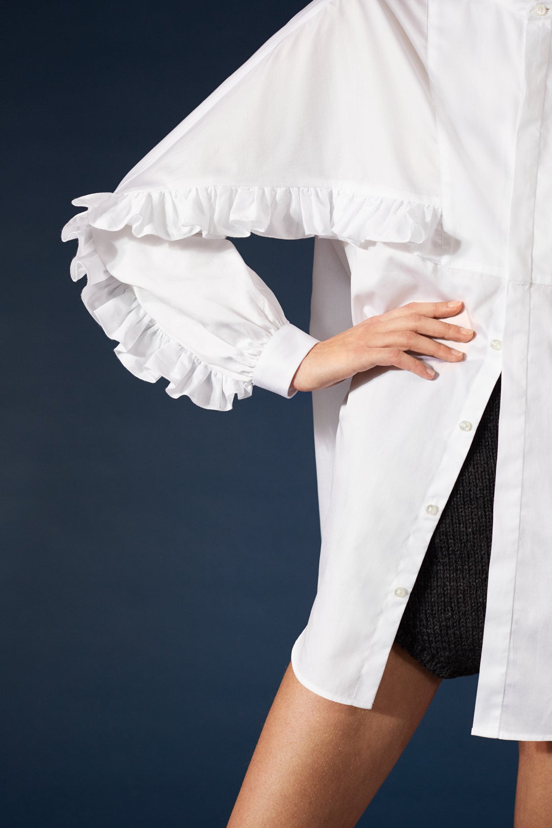 La chemise blanche unisexe CASANOVA réinterprète le jabot, successeur des cols à fraises, d’une nouvelle manière.