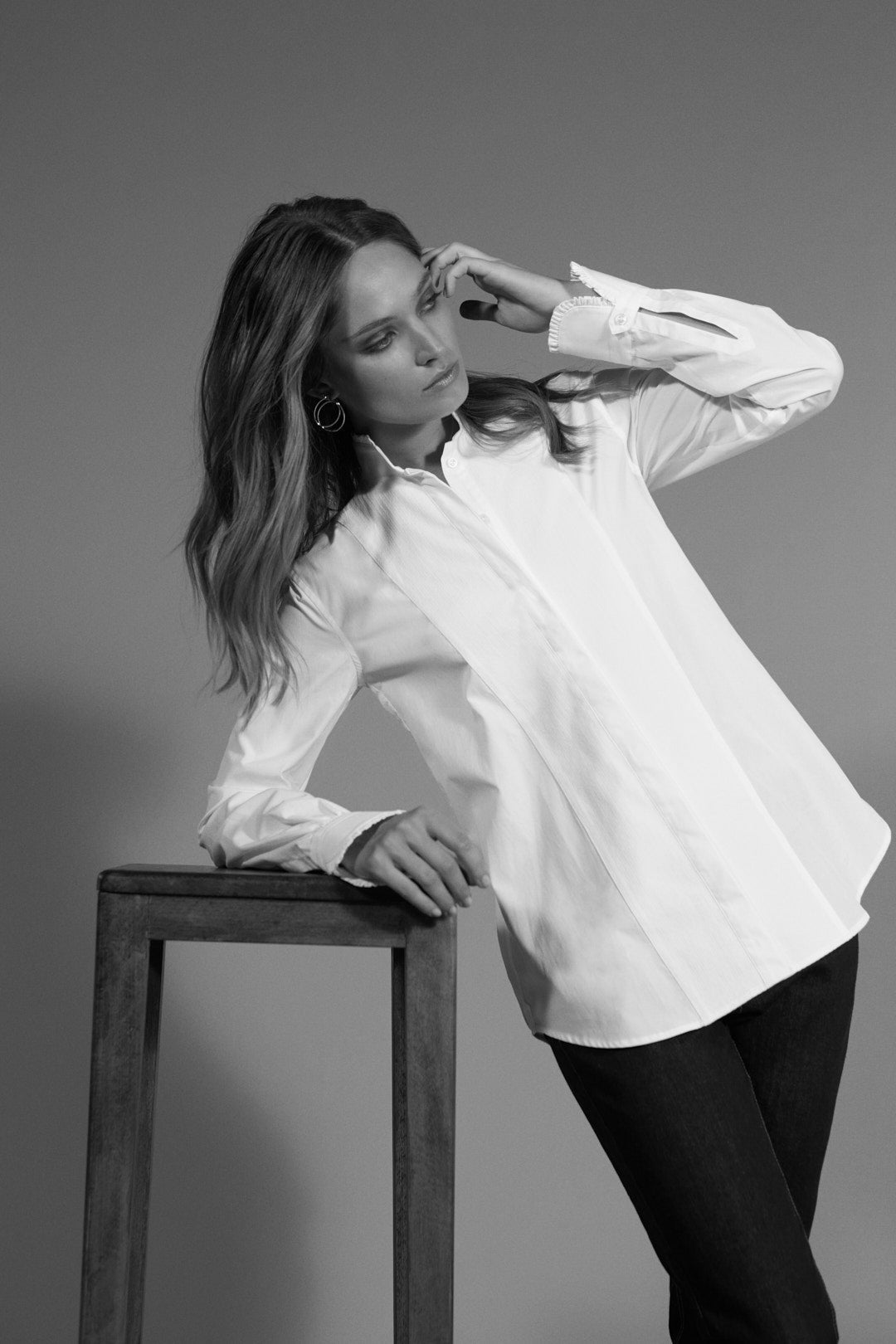 Inspirée du monde équestre, notre chemise blanche pour femme CAVALIERE se pare d’un plastron long en jacquard et de froufrous, au col et aux poignets. La féminité sublimée.