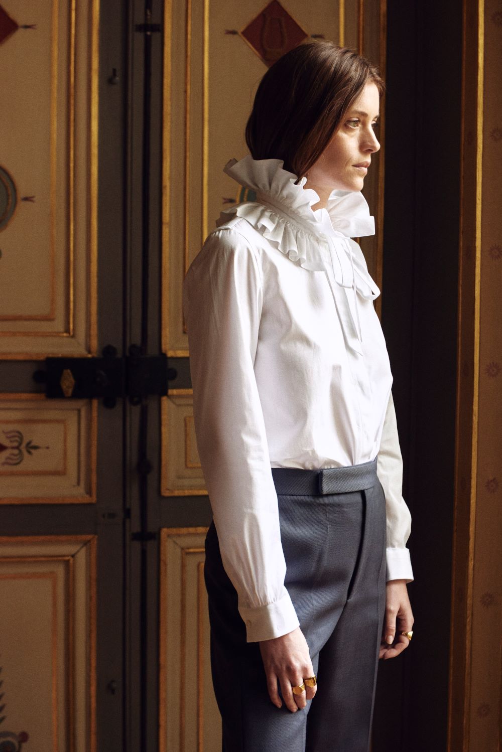 Femme dans l'Hôtel de Bourrienne, portant la chemise PASTEL blanche en popeline de coton.