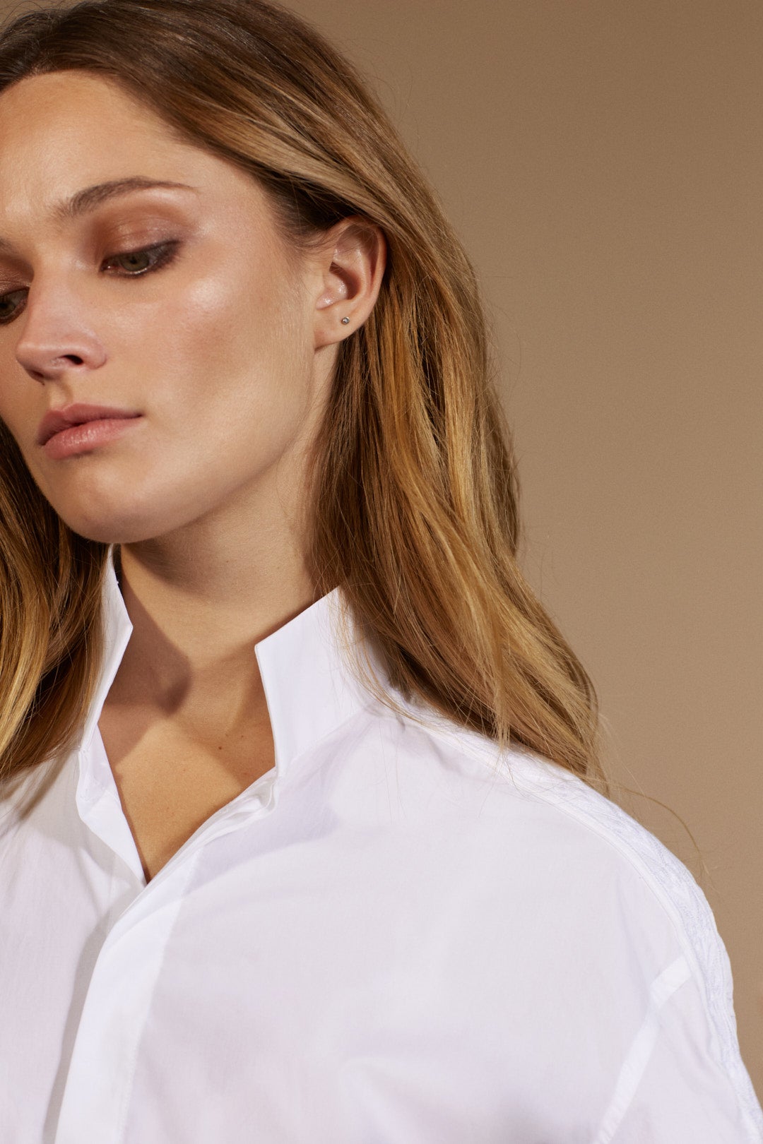 Chemise Femme Haut de gamme 100% coton col haut avec broderie sur la ligne des épaules. Vue focus col haut..