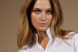 Chemise Femme Haut de gamme 100% coton col haut avec broderie sur la ligne des épaules. Vue close-up sur le col montant..