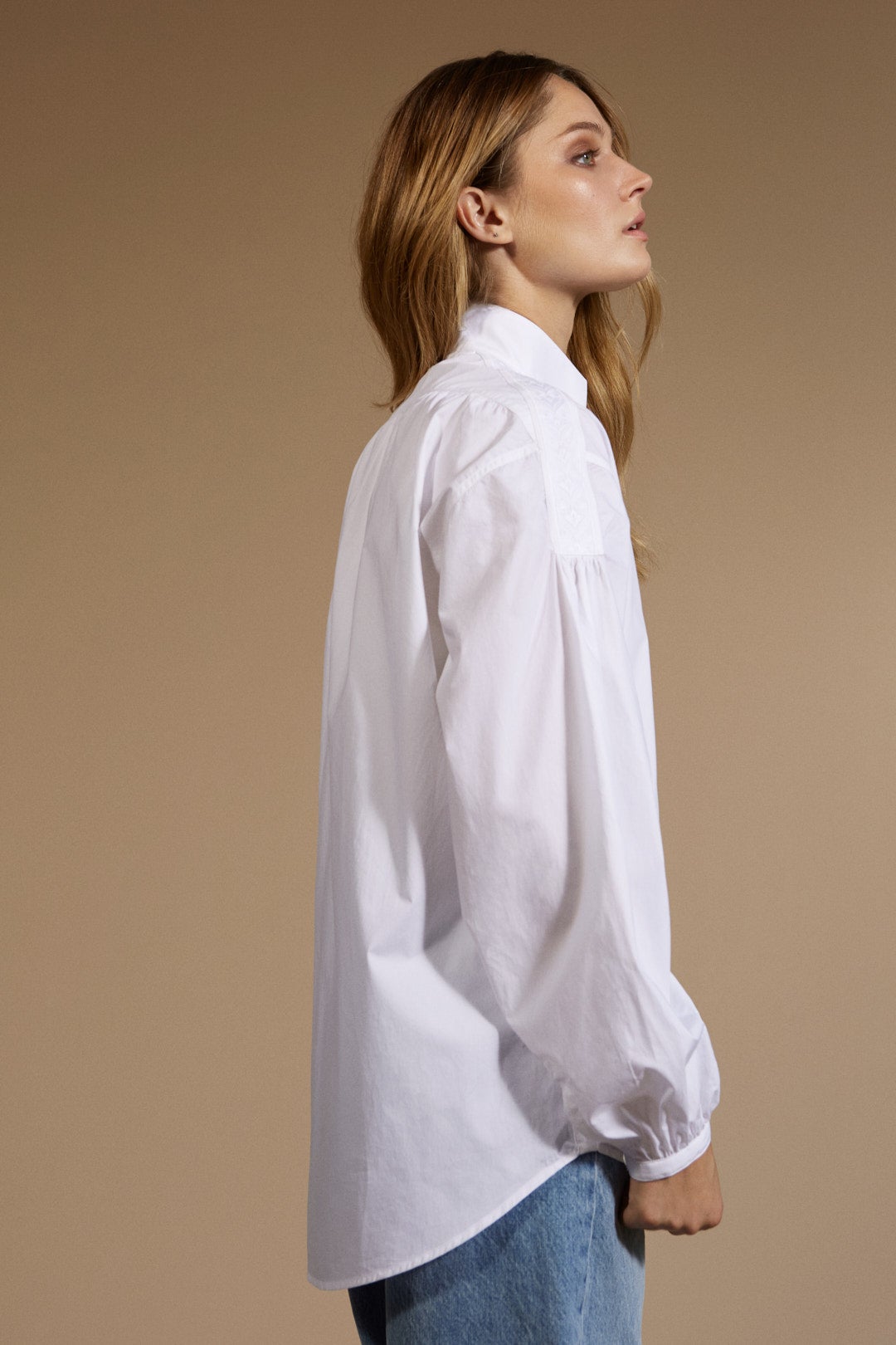 Chemise Femme Haut de gamme 100% coton col haut avec broderie sur la ligne des épaules. Vue de profil..