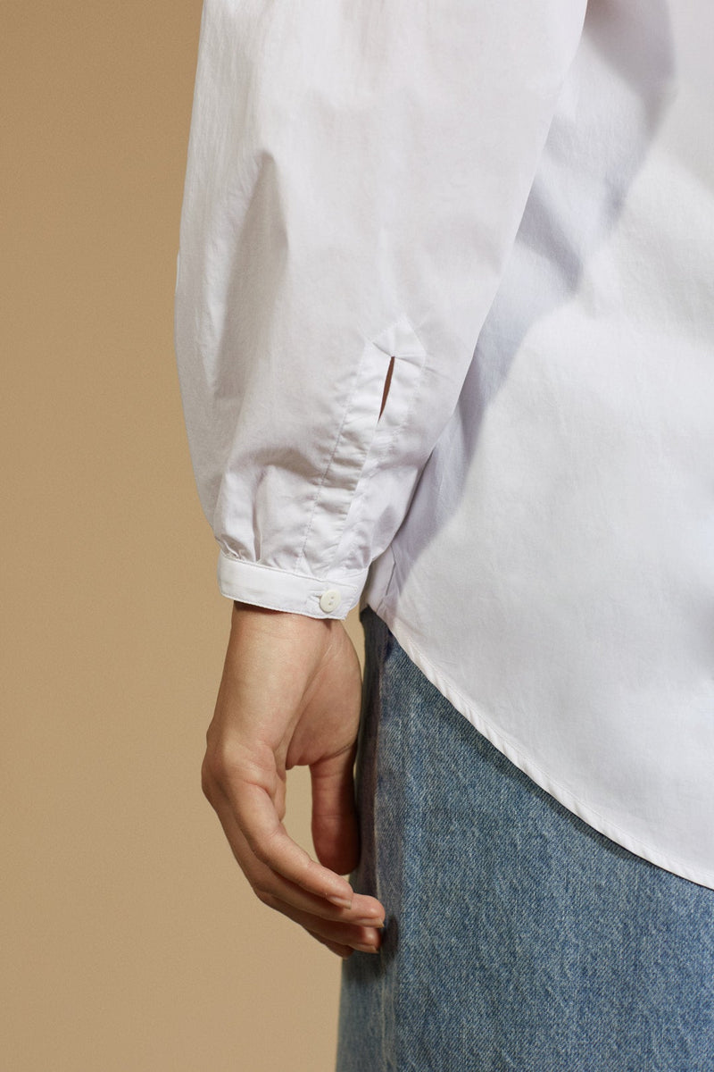 Chemise Femme Haut de gamme 100% coton col haut avec broderie sur la ligne des épaules. Vue poignets.