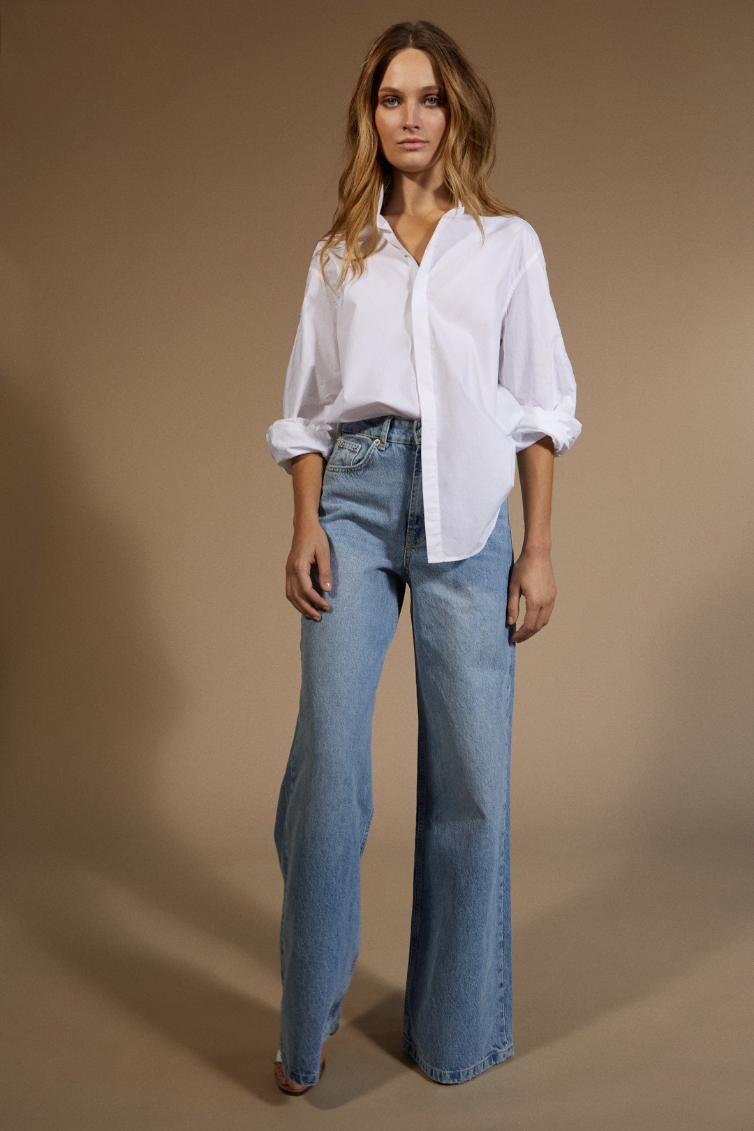 Chemise Femme Haut de gamme 100% coton col haut avec broderie sur la ligne des épaules. Vue de face look jean.