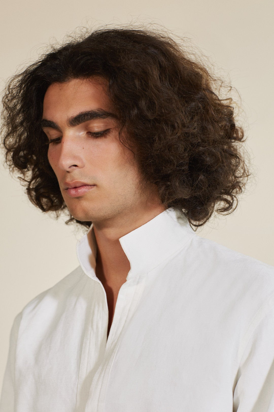 Chemise Homme Lin Haut de Gamme Bourrienne Paris X savoir-faire artisanal confectionné en Europe close-up col