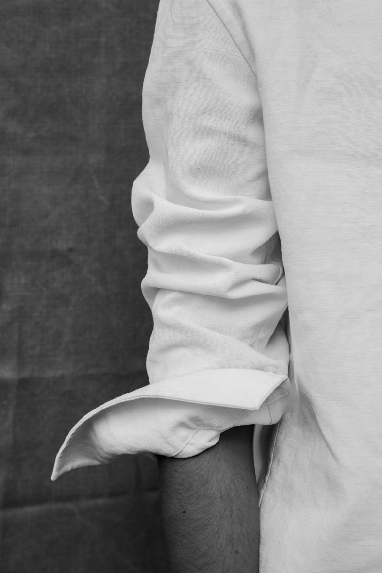 Chemise Homme Lin Haut de Gamme Bourrienne Paris X savoir-faire artisanal confectionné en Europe vue poignet