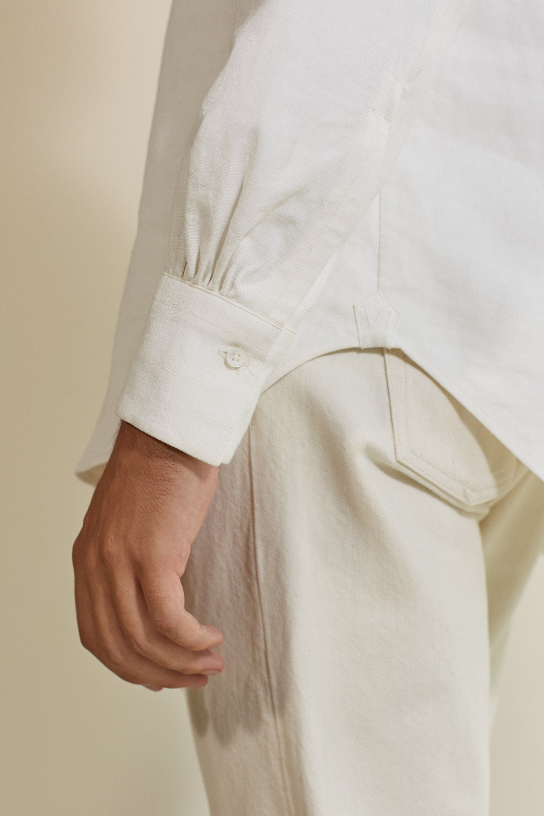 Chemise Homme Lin Haut de Gamme Bourrienne Paris X savoir-faire artisanal confectionné en Europe close-up poignet