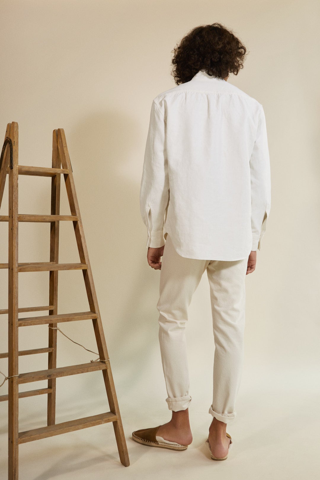 Chemise Homme Lin Haut de Gamme Bourrienne Paris X savoir-faire artisanal confectionné en Europe vue de dos