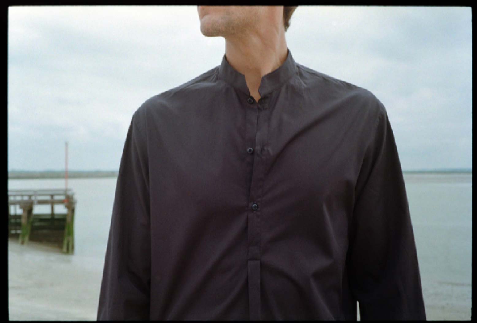 BOURRIENNE PARIS X: Photo close up du devant de la chemise afin de voir les détails du col officier biseauté ainsi que de la patte de boutonnage qui s’arrête à la taille. 