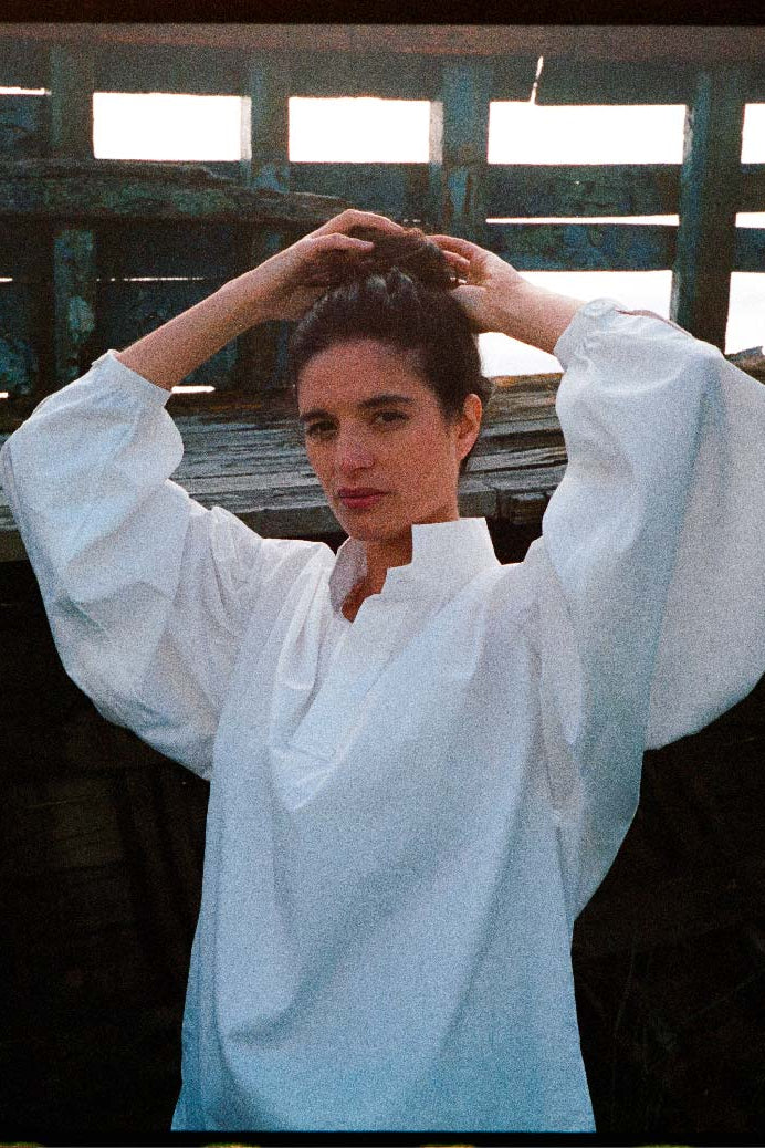 BOURRIENNE PARIS X: La photo est prise de face et nous permet de voir la chemise dans son intégralité: chemise très oversize, manches bouffantes, poignets resserrés et col haut. 