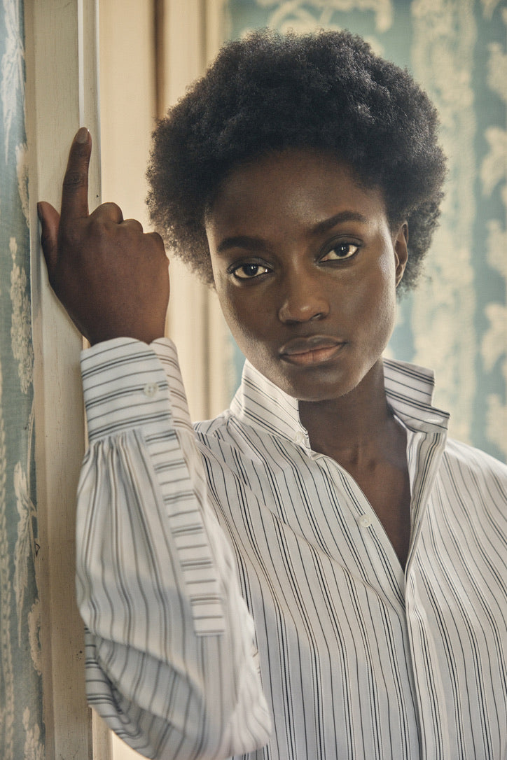 Chemise AMAZONE Rayée Kaki portée par une mannequin, col haut.