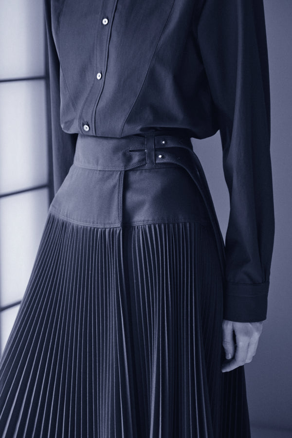 Jupe plissée portefeuille bleu marine en twill de coton japonais | Bourrienne collab Ylève 