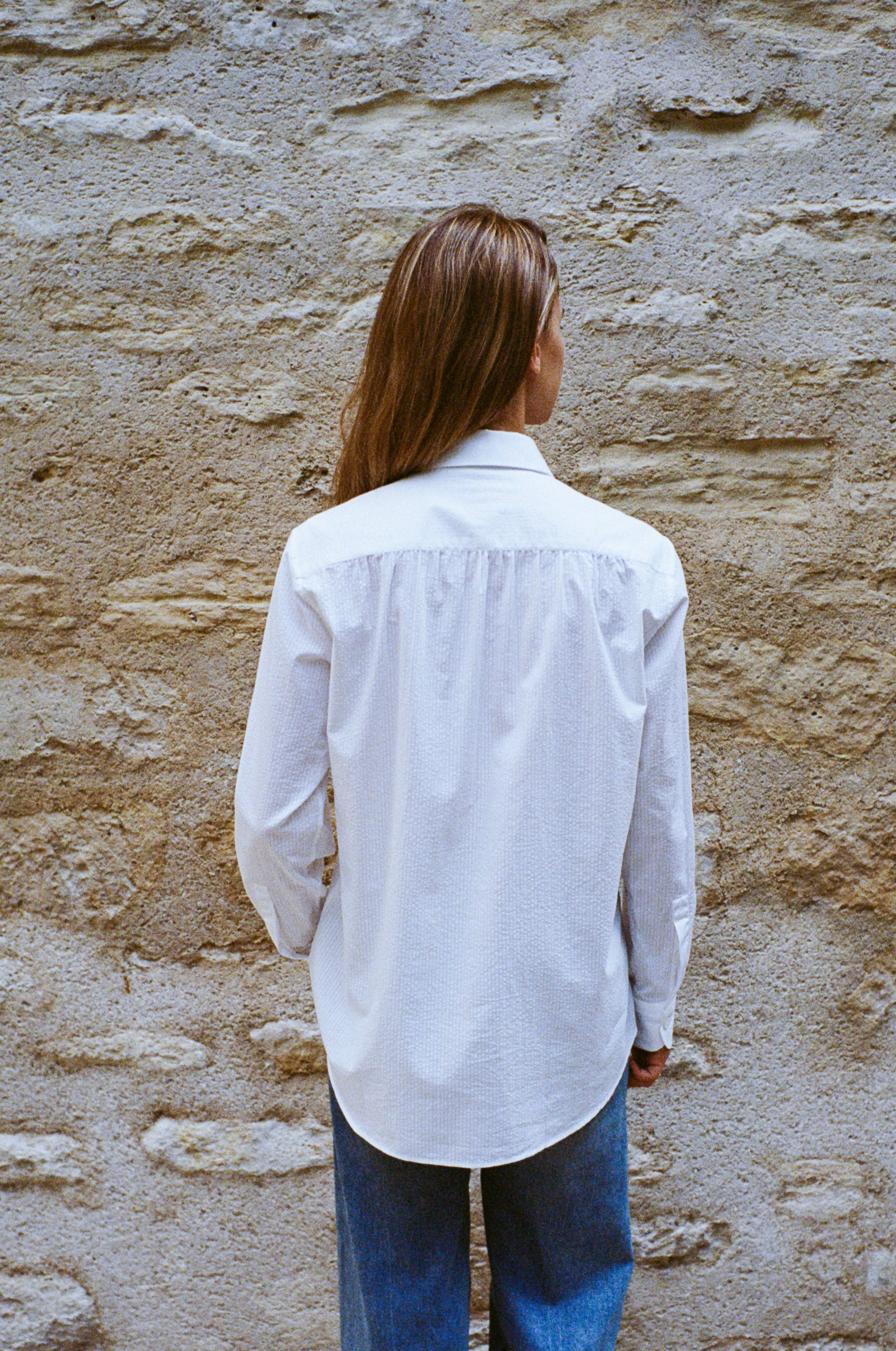 Chemise blanche à plastron en seersucker pour femme coupe Bourrienne | Vue de dos