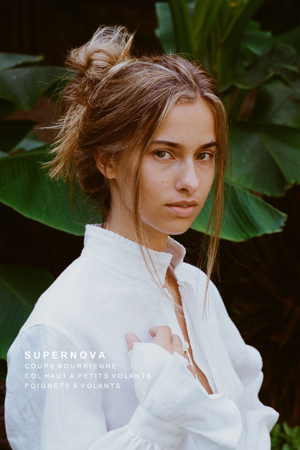 SUPERNOVA - Robe chemise courte 100% lin pour femme Bourrienne à col haut et poignets à volants | Vue de profil