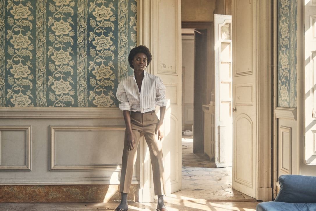 Femme portant la chemise AMAZONE Rayée Kaki.