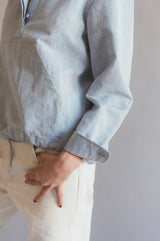 La chemise ALTITUDE, version sportswear de la chemise blanche en bleu indigo, allie praticité et élégance. Son col haut, sa poche avant et son cordon de serrage en bas ajoutent une touche de style décontracté à votre tenue.