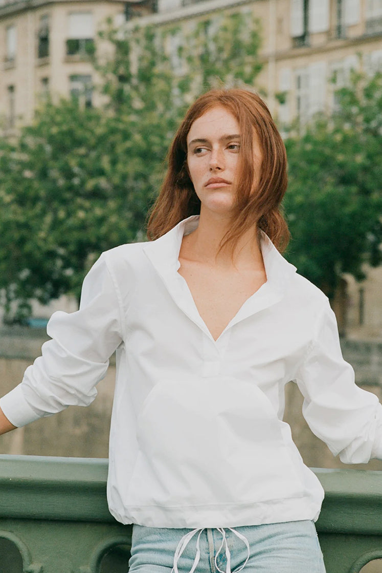 Femme portant la Chemise blanche ALTITUDE