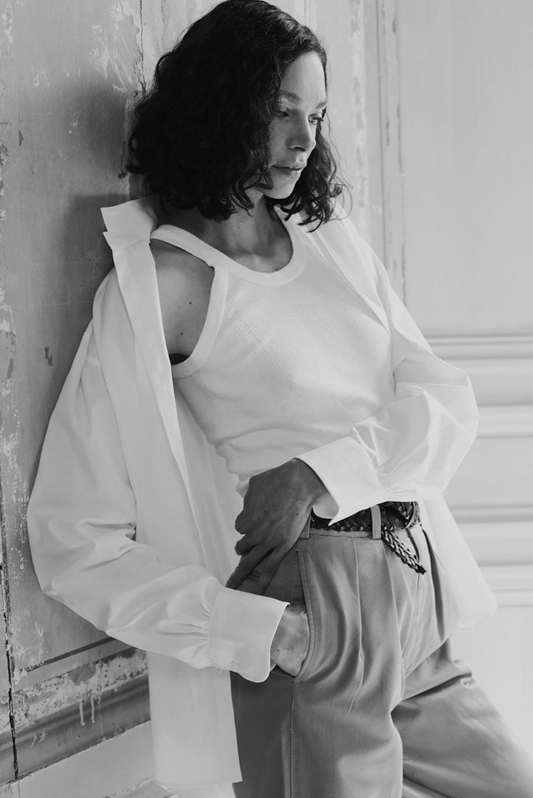 Femme portant la chemise blanche AMAZONE