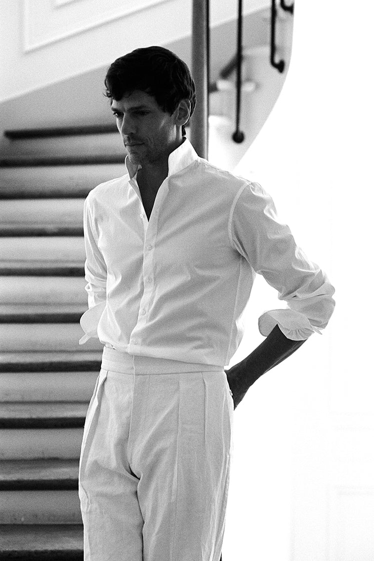 Homme portant la chemise blanche APPARAT