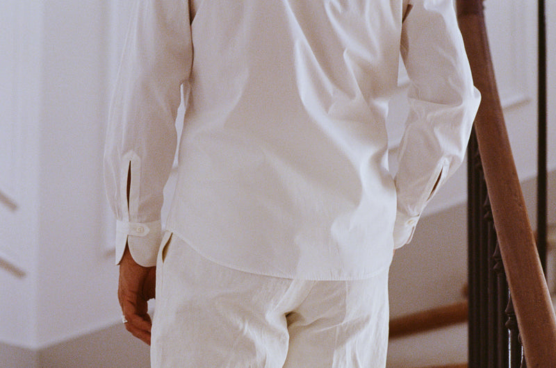 La chemise blanche APPARAT se réapproprie nos détails signatures pour les magnifier. Son col ancien souligne un port altier et vous assure une allure distinguée.