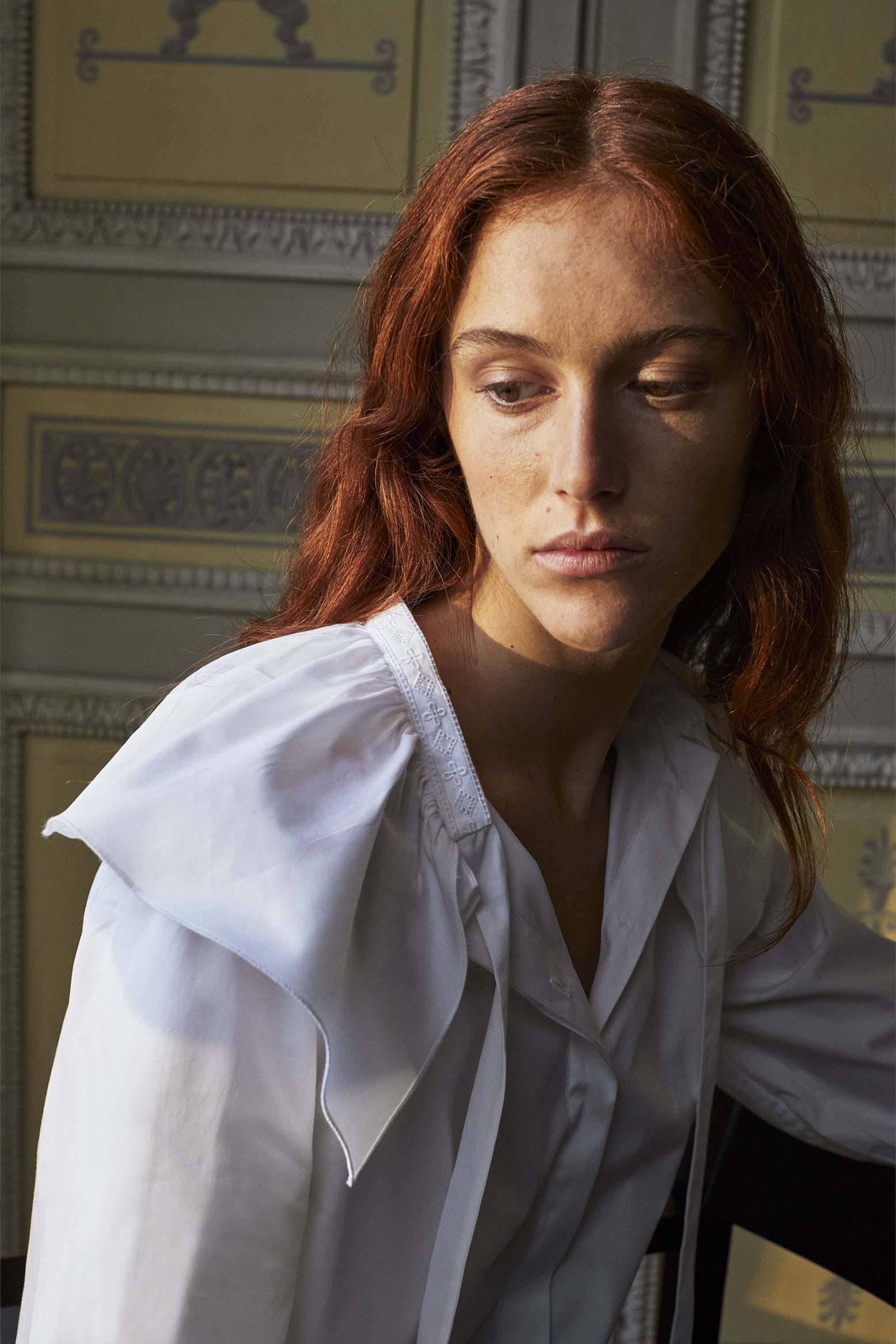 Mannequin rousse portant la chemise Alizé de Bourrienne Paris X en 100% coton avec col brodé et orné d'un volant assumé.