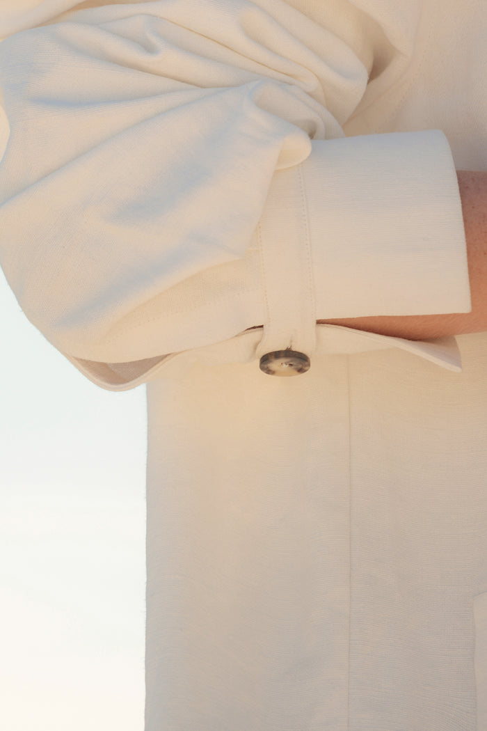 AMIRAL - Veste en jean coton et lin pour femme col haut et coupe Bourrienne | Détail du poignet