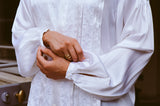 La chemise BALLET incarne le savoir-faire Bourrienne. Cette pièce à coupe romantique, façonnée dans de la soie tissée en Italie, est ornée de galons brodés et de plis.