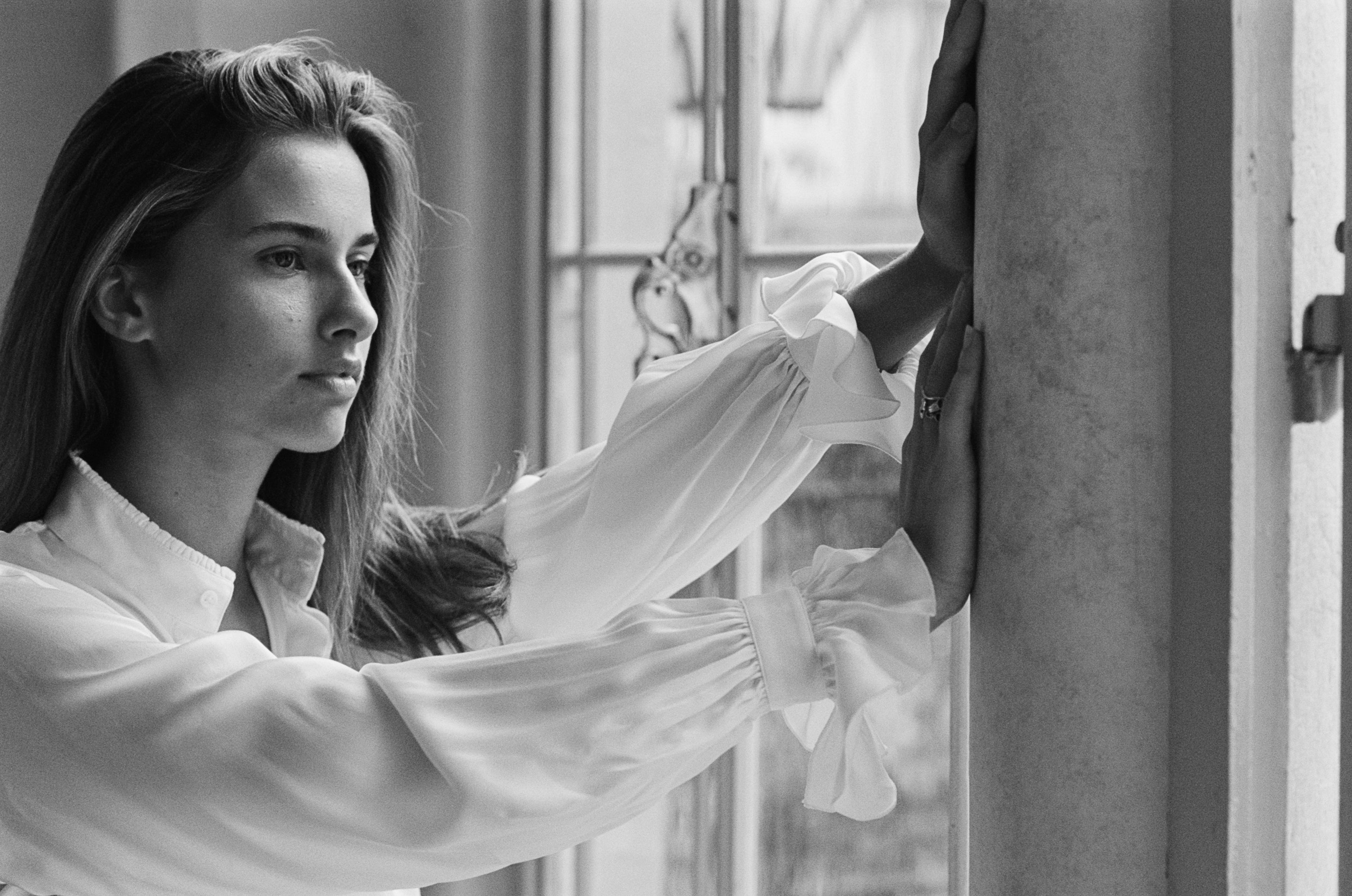 BOUDOIR, l'essence du chic à la française. Coupée dans une soie italienne, sa silhouette ample séduit. Col officier orné d'un galon inspiré des fresques de l'Hôtel de Bourrienne, manches légèrement bouffantes agrémentées de volants et de galons brodés, font de cette chemise une pièce originale et sophistiquée.