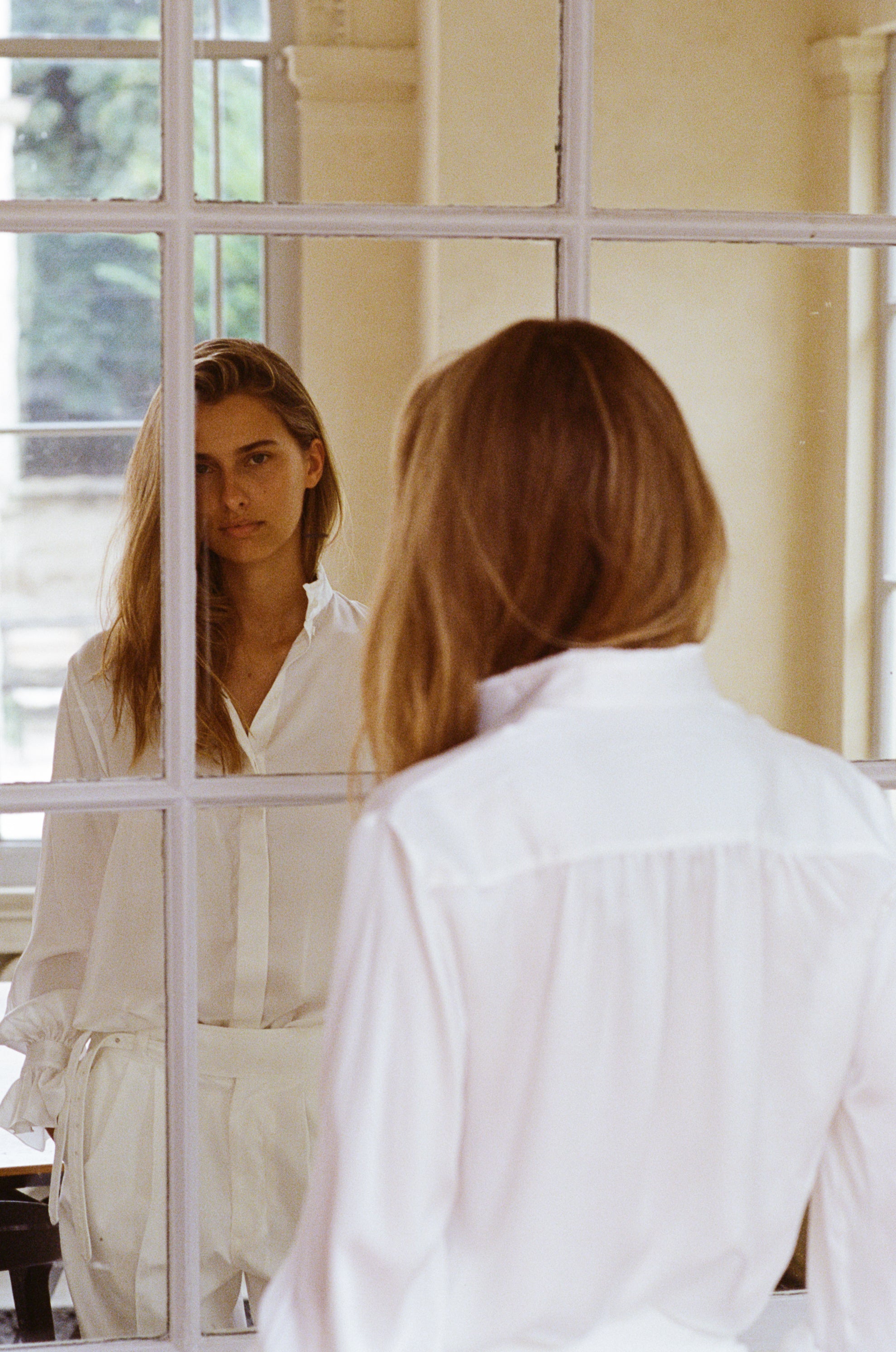 BOUDOIR, l'essence du chic à la française. Coupée dans une soie italienne, sa silhouette ample séduit. Col officier orné d'un galon inspiré des fresques de l'Hôtel de Bourrienne, manches légèrement bouffantes agrémentées de volants et de galons brodés, font de cette chemise une pièce originale et sophistiquée.