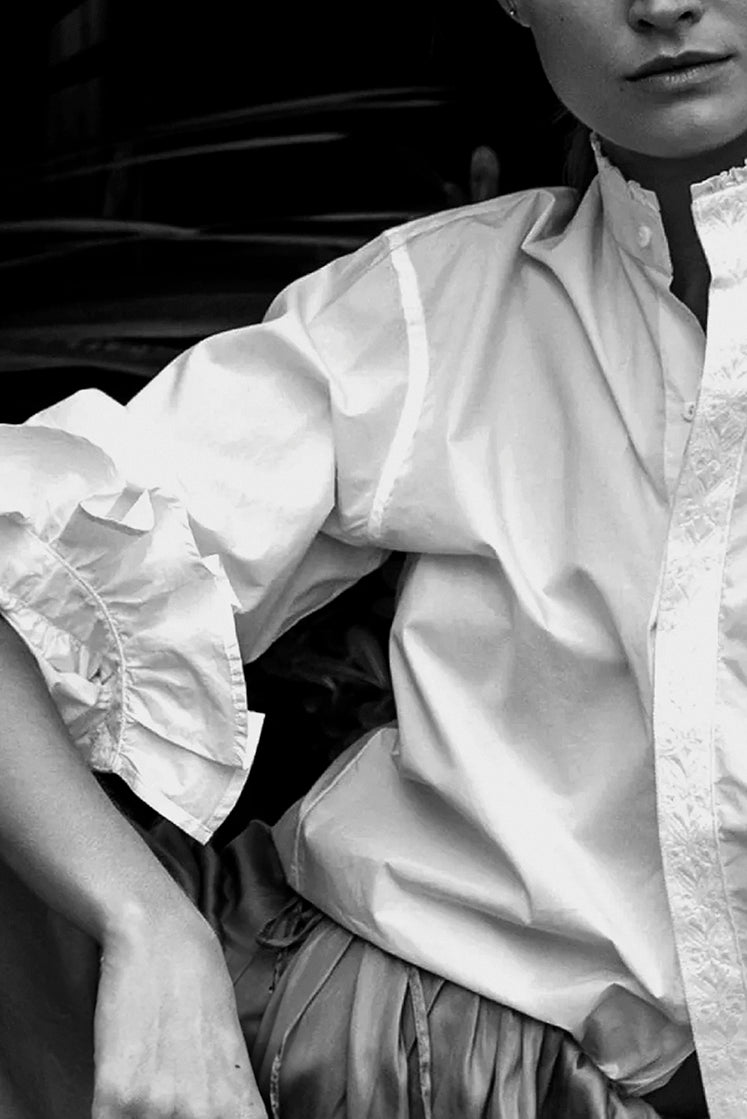 Chemise Boudoir de la Maison Bourrienne Paris X. Le texte de l'image indique les caractéristiques suivantes : coupe Bourrienne, col ancien, poignets volants et galon brodé.