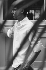 La chemise CAVALIER est une chemise empreint de romantisme par sa coupe Bourrienne et sa série de fronces dans le dos, propose une version originale d’une chemise blanche essentielle.