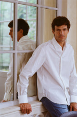 La chemise CAVALIER est une chemise empreint de romantisme par sa coupe Bourrienne et sa série de fronces dans le dos, propose une version originale d’une chemise blanche essentielle.