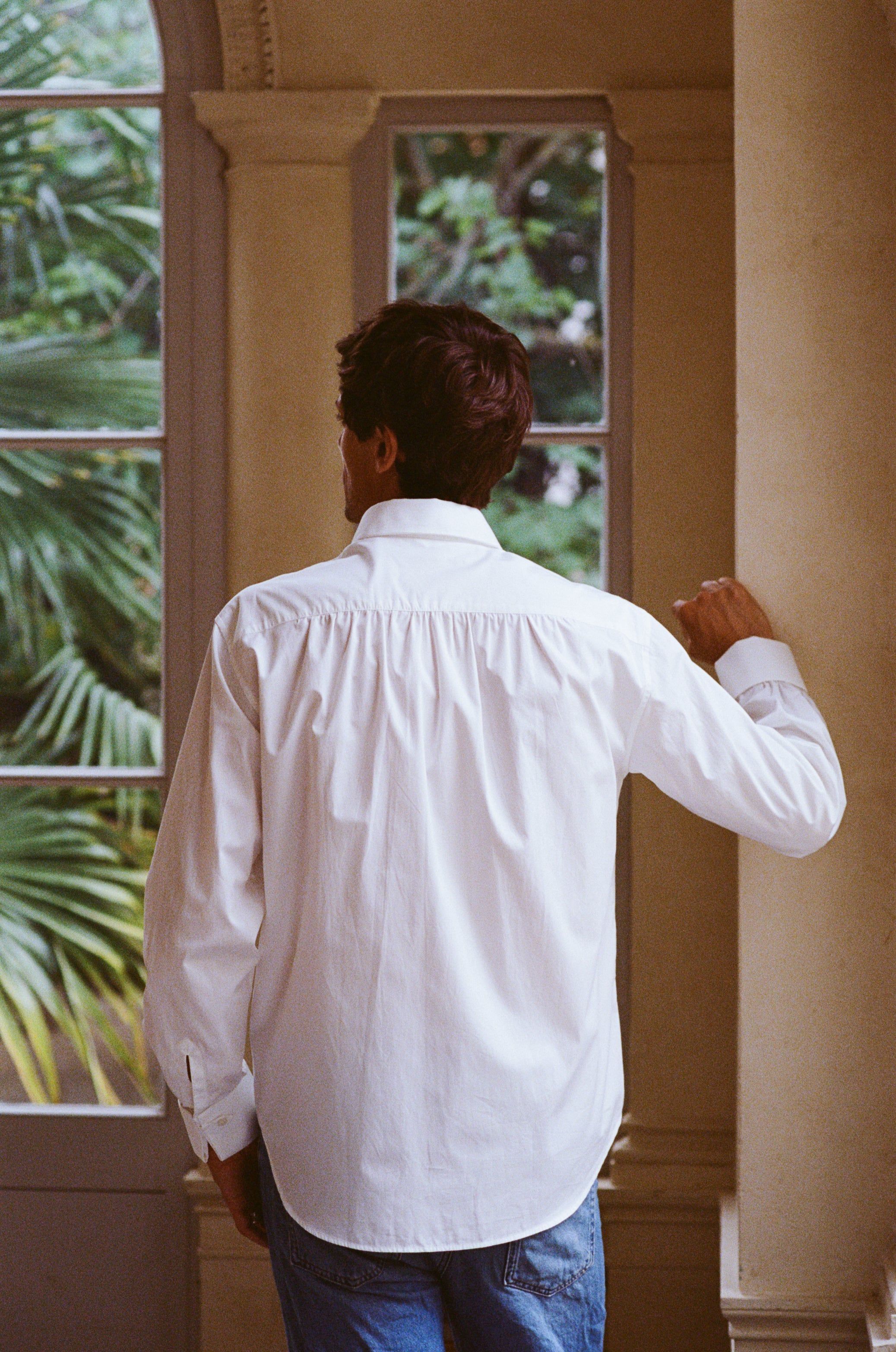 La chemise CAVALIER est une chemise empreint de romantisme par sa coupe Bourrienne et sa série de fronces dans le dos, propose une version originale d’une chemise blanche essentielle.