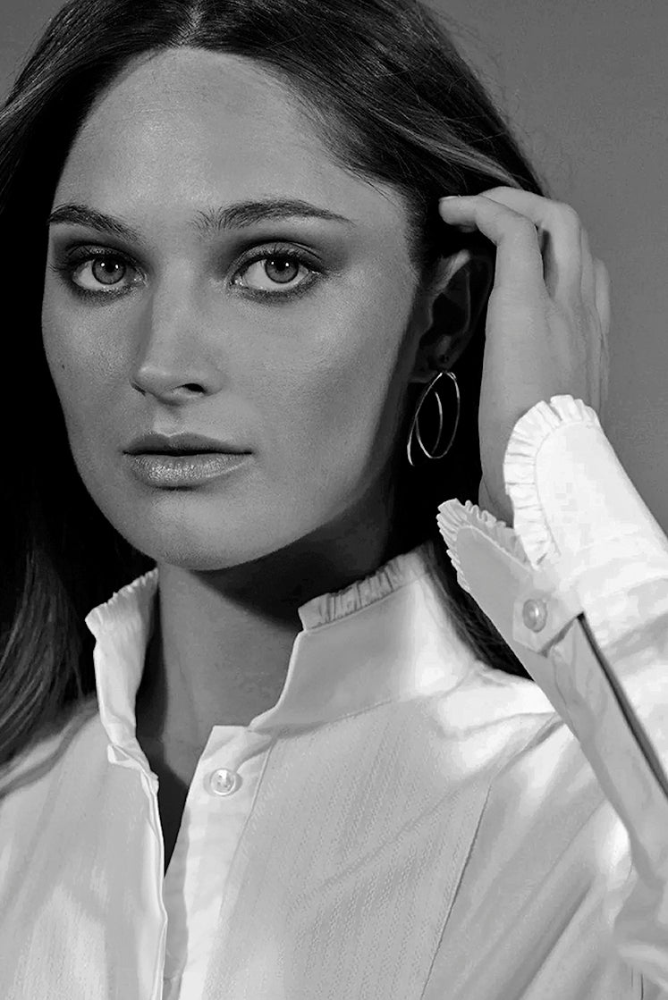 Inspirée du monde équestre, notre chemise blanche pour femme CAVALIERE se pare d’un plastron long en jacquard et de froufrous, au col et aux poignets. La féminité sublimée.